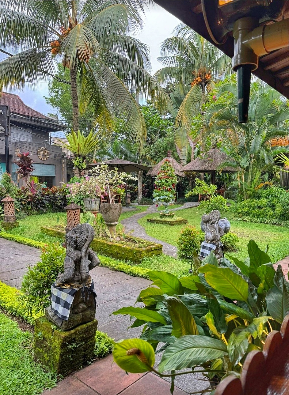 Lush green garden setting in an Indonesian restaurant surrounded by tropical plants