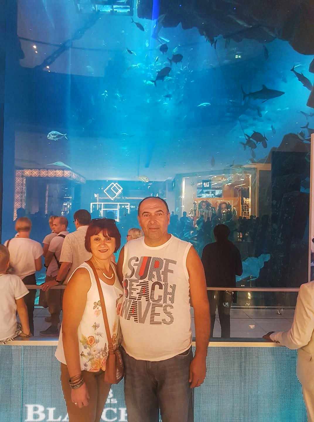 Dubai Aquarium and Underwater Zoo with visitors inside Dubai Mall